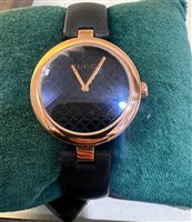 Reloj Gucci Mujer Diamantissima in Acero chapado en oro amarillo YA141505